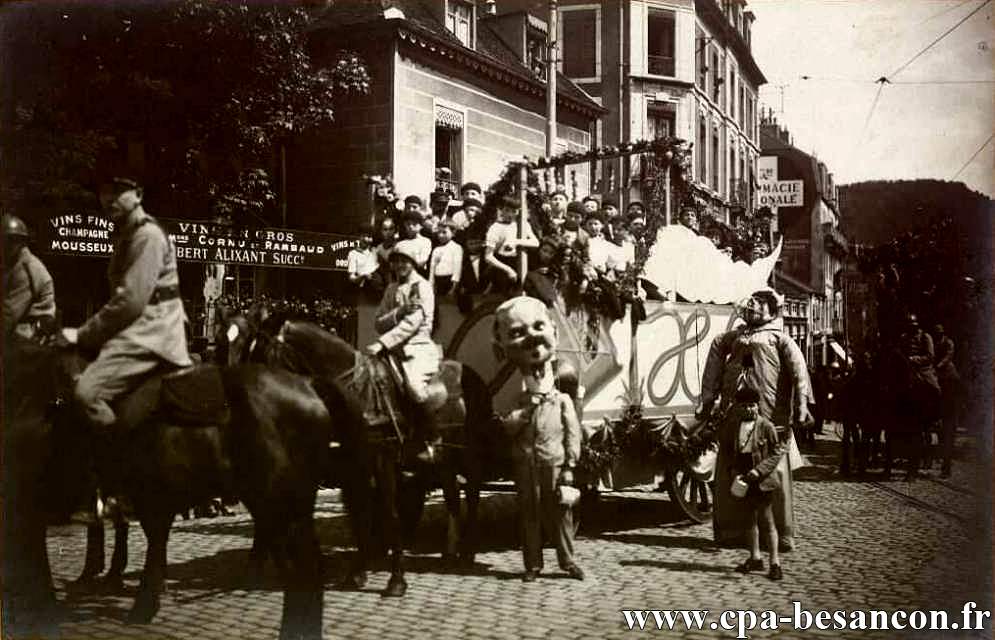 BESANÇON - Place Flore - Cavalcade au profit de la Maison des Étudiants et des Sinistrés des Chaprais - 20 mai 1928 - VIIe Foire exposition comtoise.